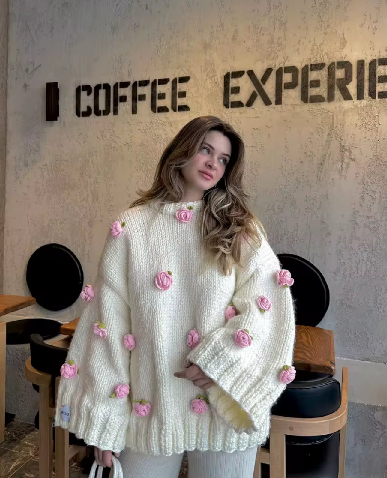 Gestrickter Oversized Pullover mit 3D-Rosen