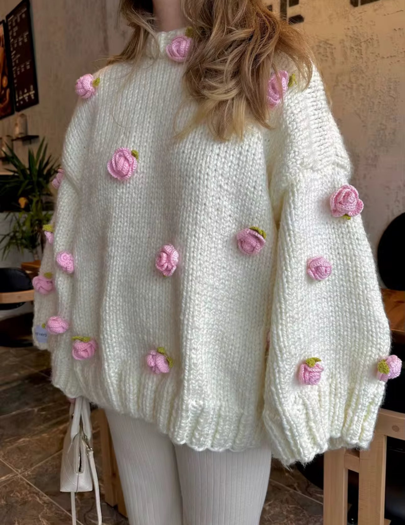 Gestrickter Oversized Pullover mit 3D-Rosen