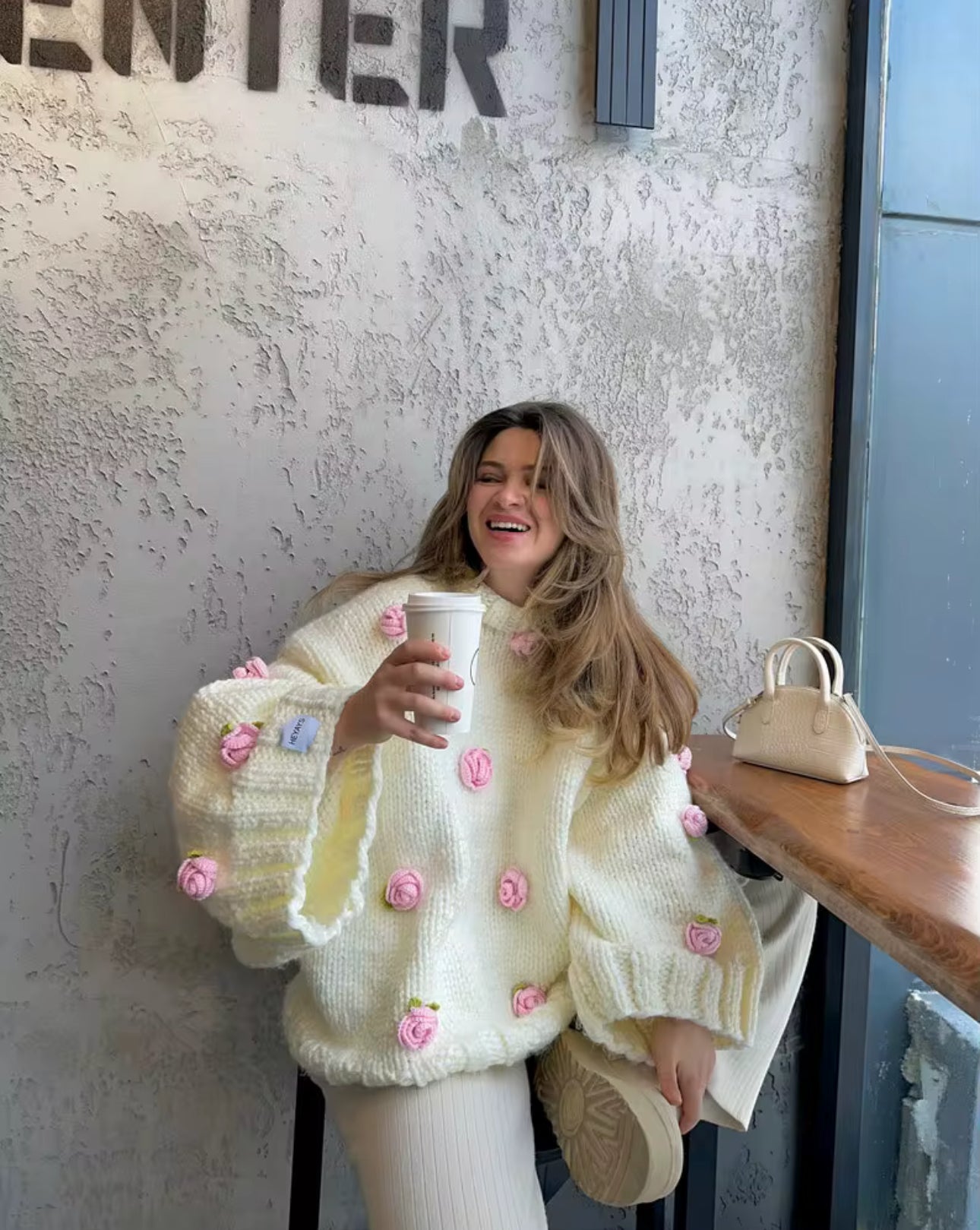 Gestrickter Oversized Pullover mit 3D-Rosen