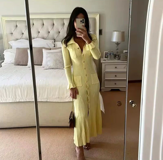 Rippstrick-Kleid mit Knopfleiste – Figurbetont & elegant